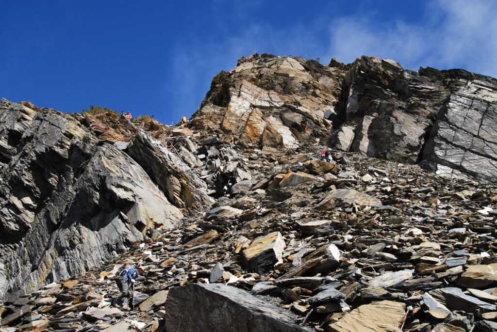 Qilai Range (奇萊連峰), the Trail Traverses the Imposing and Soothing Peaks of Qilaishan Somewhere around Kaluoloushan