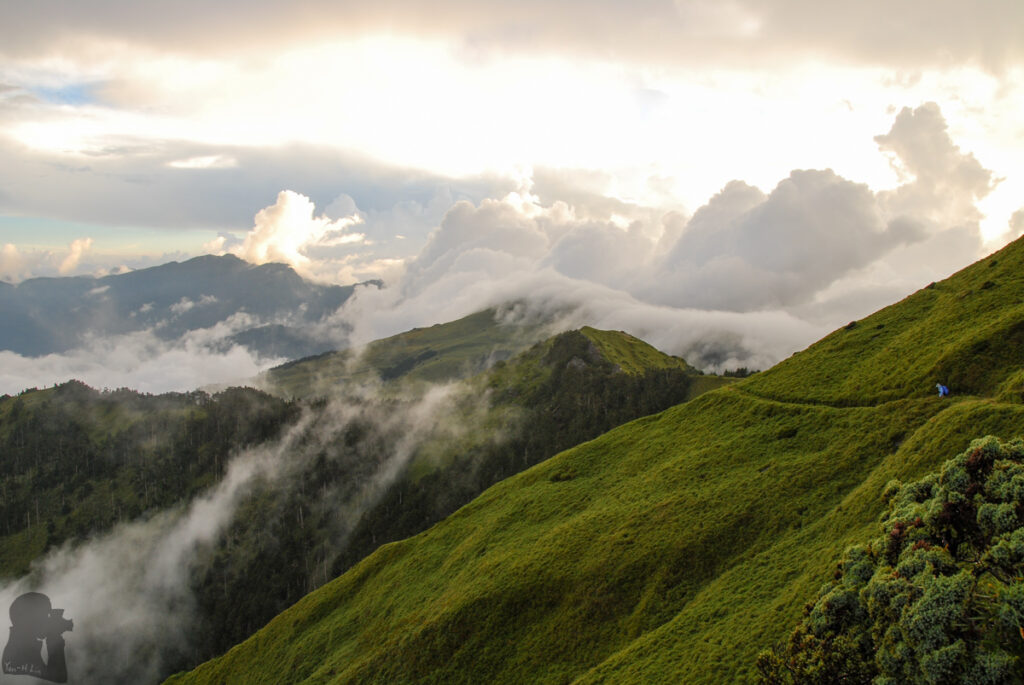 Qilai Range (奇萊連峰), the Trail Traverses the Imposing and Soothing Peaks of Qilaishan The gentle slopes suggests the end of the long struggle of the day.