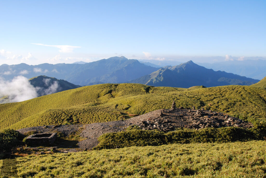 Qilai Range (奇萊連峰), the Trail Traverses the Imposing and Soothing Peaks of Qilaishan At Qilai South Peak, looking toward Nenggaoshan (能高山) and Nenggaoshan South Peak (能高南峰)