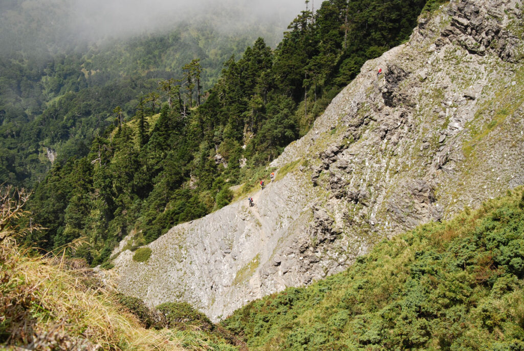 Qilai Range (奇萊連峰), the Trail Traverses the Imposing and Soothing Peaks of Qilaishan The trail before reaching the ridge