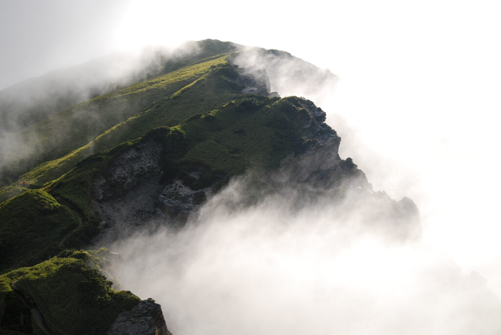 Qilai Range (奇萊連峰), the Trail Traverses the Imposing and Soothing Peaks of Qilaishan Afternoon fog took over the scene.