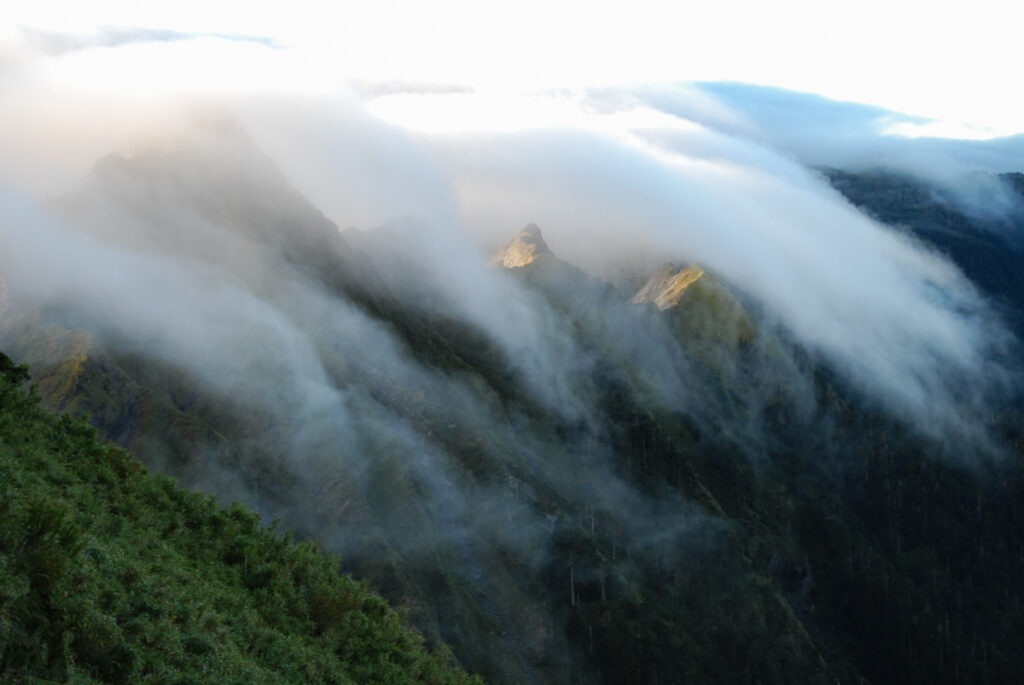 Qilai Range (奇萊連峰), the Trail Traverses the Imposing and Soothing Peaks of Qilaishan Qilai Range
