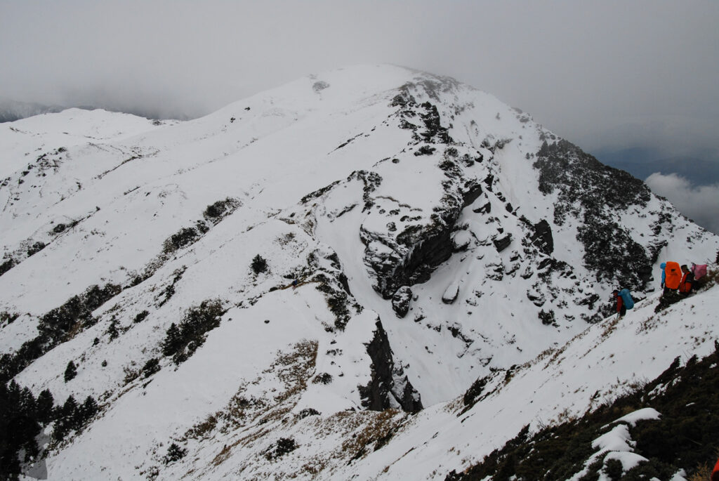 Qilaishan (奇萊山) in Snow, a Hard Lesson from the Precipitous Qilai North Peak Qilaishan