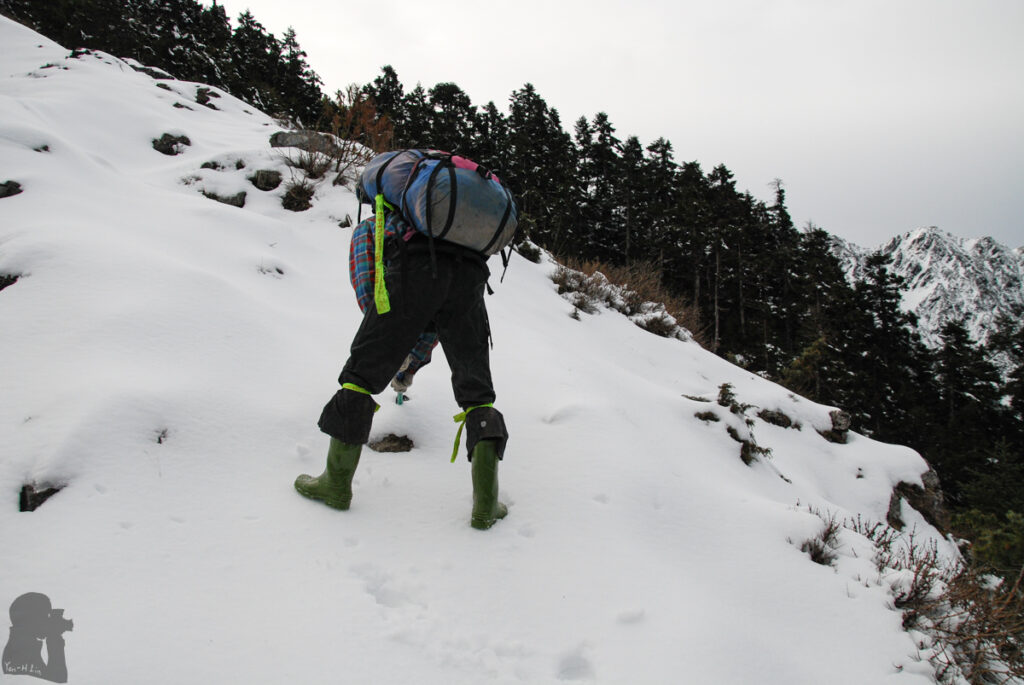 Qilaishan (奇萊山) in Snow, a Hard Lesson from the Precipitous Qilai North Peak our guide was breaking the snow with the only one ice axe.
