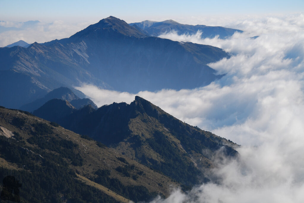 South Section 1 (南一段), the Alpine Trail in Southern Taiwan that Traverses the Splendid Cloud Siangyangshan (向陽山) and Sanchashan (三叉山) on South Section 2 (南二段) perch to the northeast of Guanshan
