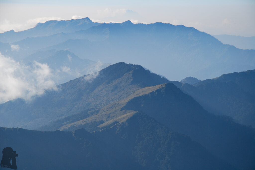 South Section 1 (南一段), the Alpine Trail in Southern Taiwan that Traverses the Splendid Cloud Overlooking the southern South Section 1, the ridge extending to the southernmost Beinanzhushan.