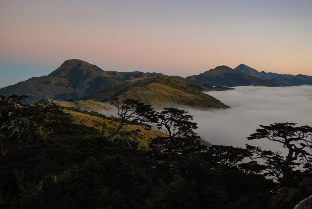 South Section 1 (南一段), the Alpine Trail in Southern Taiwan that Traverses the Splendid Cloud Xiaoguanshan (小關山), the peak on the left and the Guanshan on the right