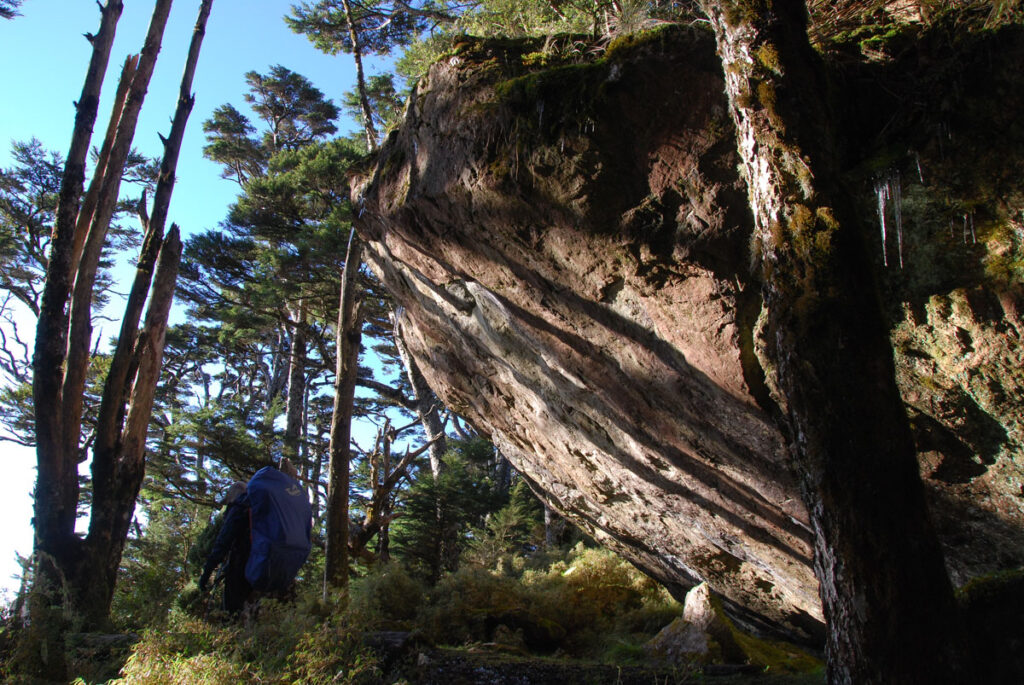 South Section 1 (南一段), the Alpine Trail in Southern Taiwan that Traverses the Splendid Cloud This small flat space under the rock is the historic site of Lamata Sing Sing (拉馬達星星).