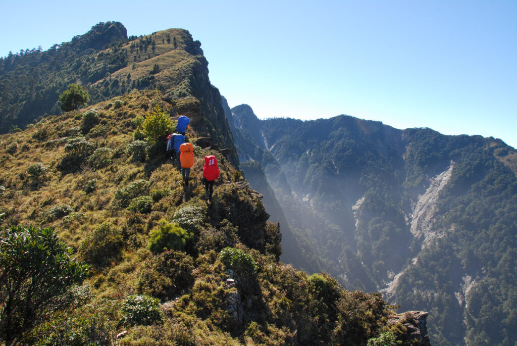 South Section 1 (南一段), the Alpine Trail in Southern Taiwan that Traverses the Splendid Cloud A typical cuesta (單面山) land feature in Taiwan, where one side of a ridge has gentle gradient while the other side is very steep.