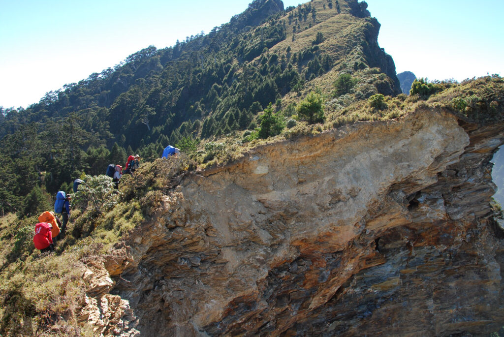 South Section 1 (南一段), the Alpine Trail in Southern Taiwan that Traverses the Splendid Cloud A trail is on the crumbling edge of the ridge.