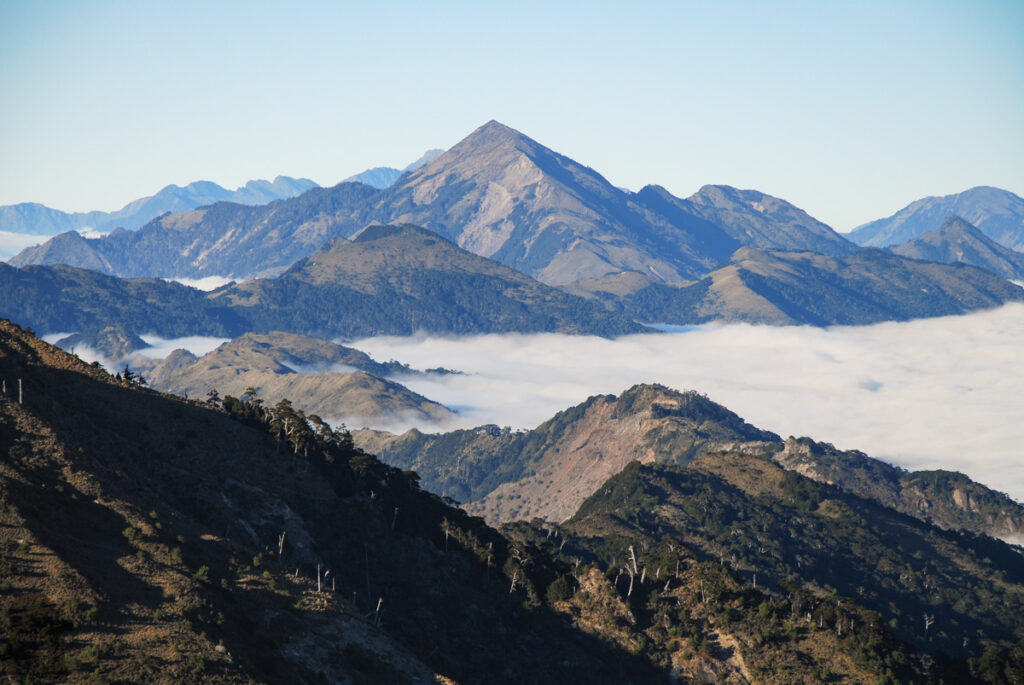 South Section 1 (南一段), the Alpine Trail in Southern Taiwan that Traverses the Splendid Cloud A salute to Guanshan