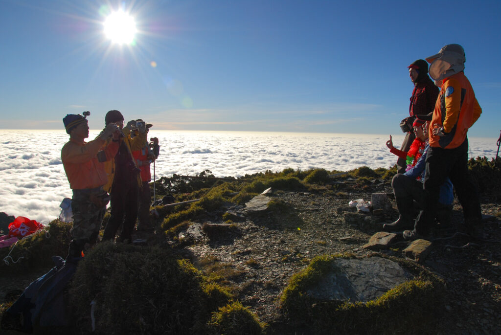 South Section 1 (南一段), the Alpine Trail in Southern Taiwan that Traverses the Splendid Cloud A simple ceremony for two teammates who just accomplished all the hikes for Baiyue at the top of Beinanzhushan.