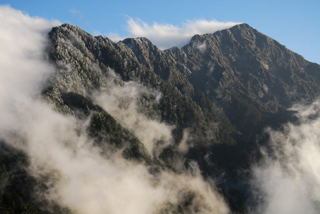 South Section 1 (南一段), the Alpine Trail in Southern Taiwan that Traverses the Splendid Cloud majestic Guanshan