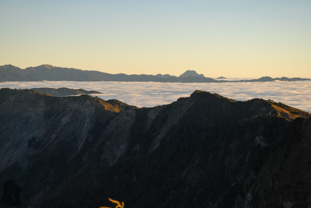 South Section 1 (南一段), the Alpine Trail in Southern Taiwan that Traverses the Splendid Cloud The cloud dammed by the high mountains was about to overflow.