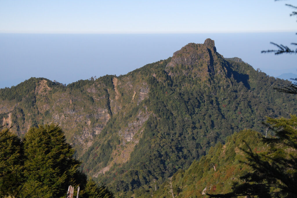 South Section 1 (南一段), the Alpine Trail in Southern Taiwan that Traverses the Splendid Cloud Shishan with its highly recognizable summit