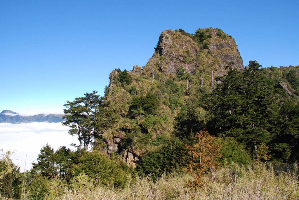 South Section 1 (南一段), the Alpine Trail in Southern Taiwan that Traverses the Splendid Cloud The impressive peak of Shishan and the view from the trig point was great as well.