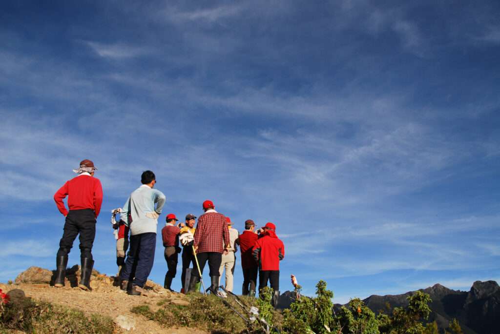 Another exhilarating time at the summit of Dafenjianshan, still under a clear sky