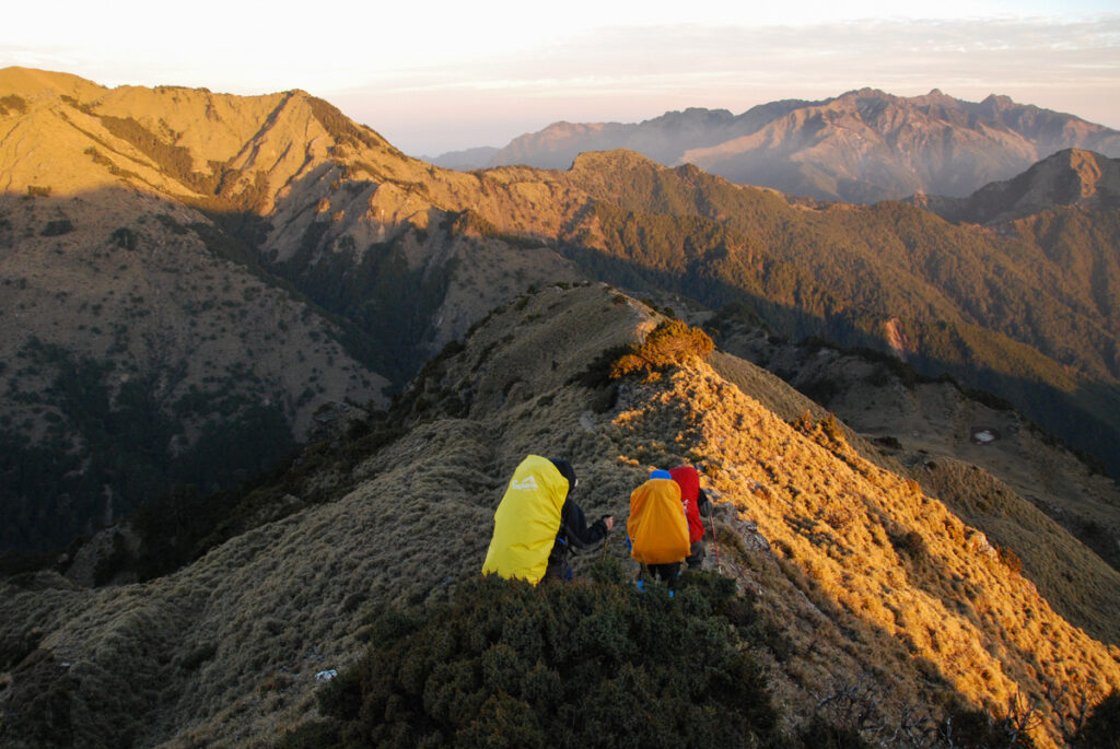 Moving toward the trail junction to Yunfeng on the left side