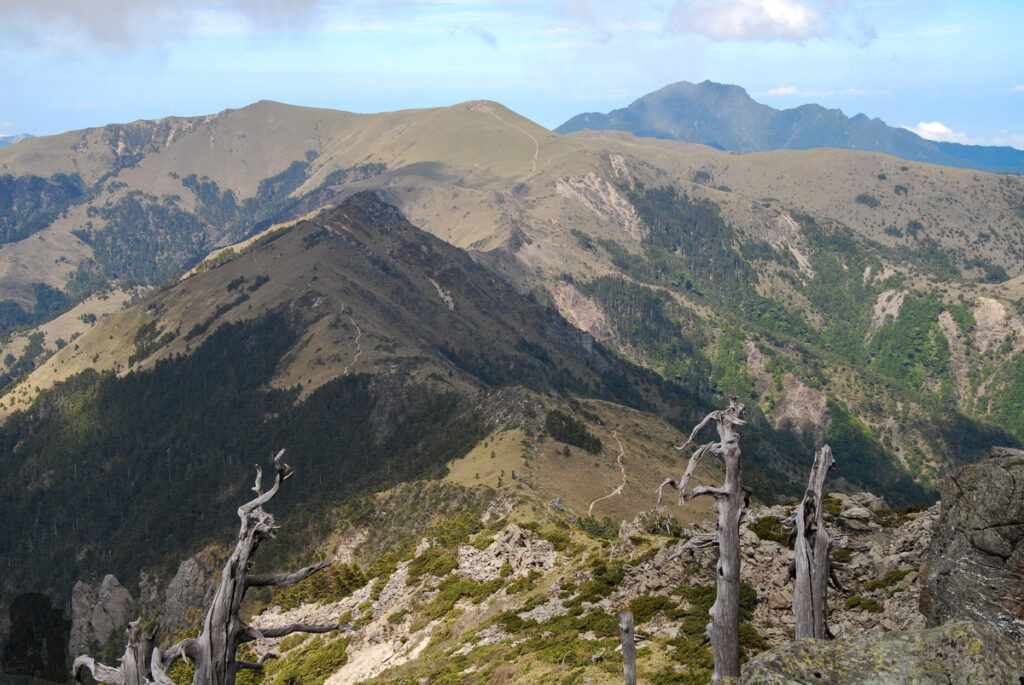 Beneath Xiangyangshan the winding track to Sanchashan is visible even from miles away.