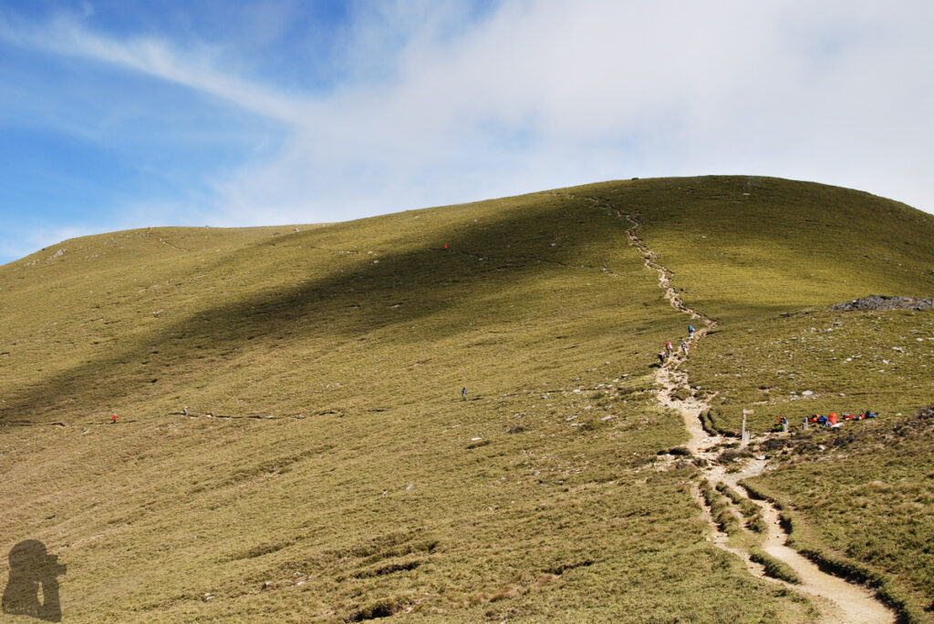 The track to Jiaming Lake