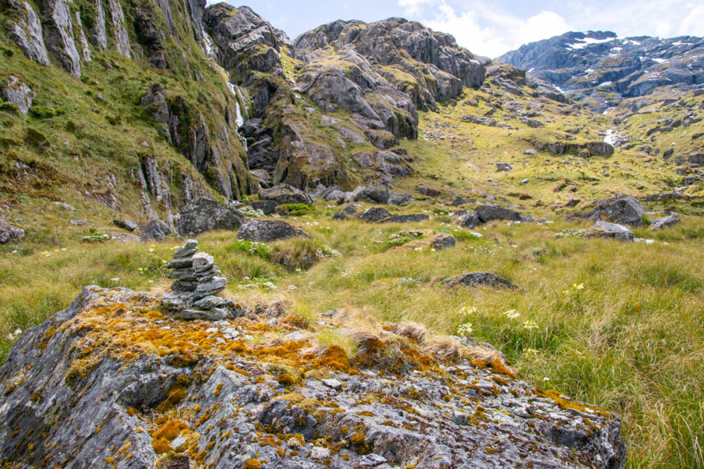 Valley of the Trolls / Lake Wilson, the Best Hidden Destination via Routeburn Track There were some cairns to show the route.