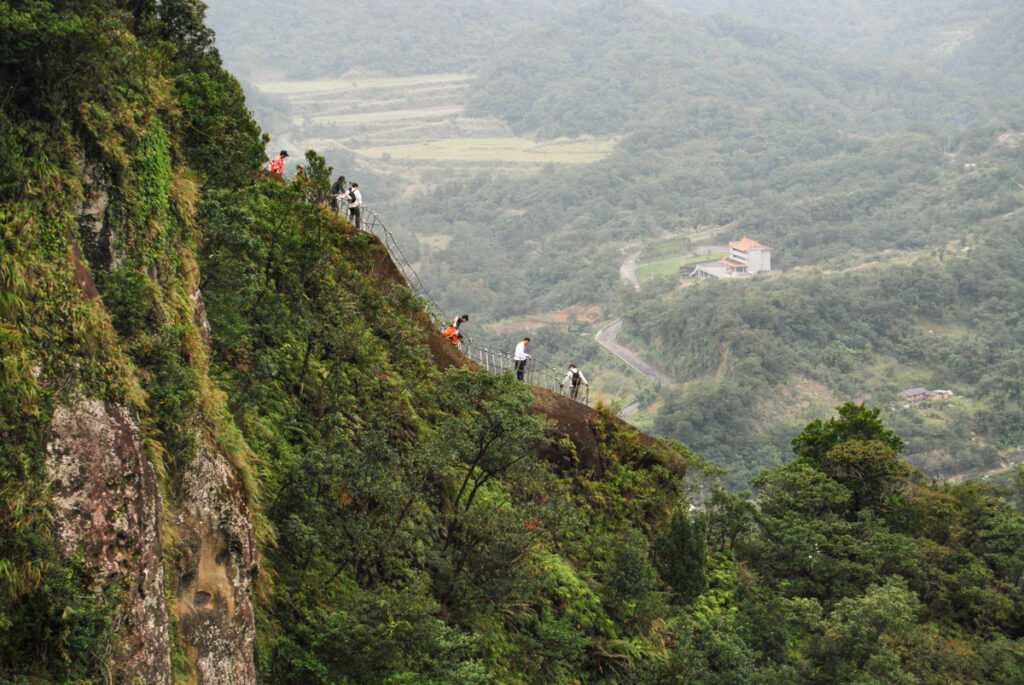 Xiaozishan (孝子山) & Cimufeng (慈母峰), the Incredibly Steep Trail in Pingxi, Northeastern Taiwan Xiaozishan 孝子山 Cimufeng 慈母峰 trail