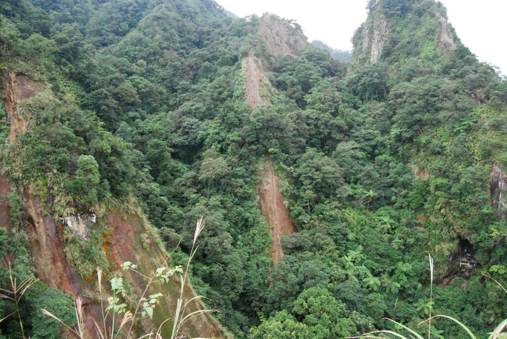 Xiaozishan (孝子山) & Cimufeng (慈母峰), the Incredibly Steep Trail in Pingxi, Northeastern Taiwan Xiaozishan 孝子山 Cimufeng 慈母峰 trail