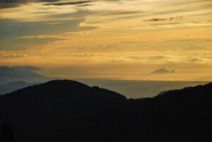 Guishan Island bathed in the morning sun. Viewing it from over 3000 m high around Pintianshan (品田山)