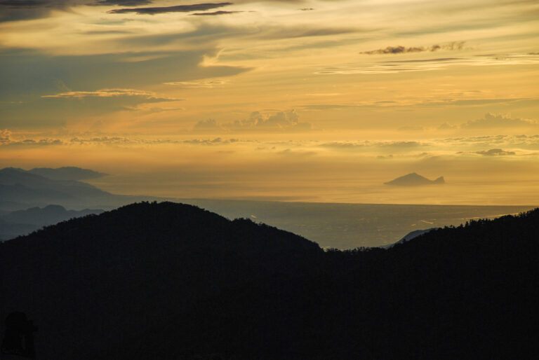 Guishan Island bathed in the morning sun. Viewing it from over 3000 m high around Pintianshan (品田山)