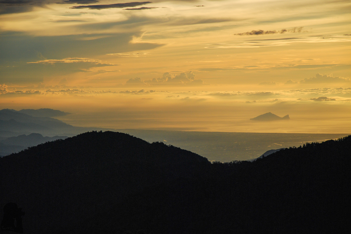 Guishan Island bathed in the morning sun. Viewing it from over 3000 m high around Pintianshan (品田山)