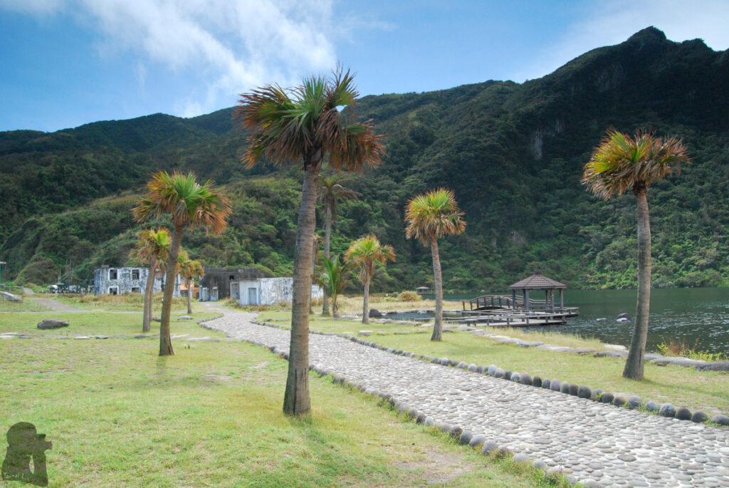 Guishan Island (龜山島), the Giant Turtle Off the Coast of Yilan The track around the brackish lake