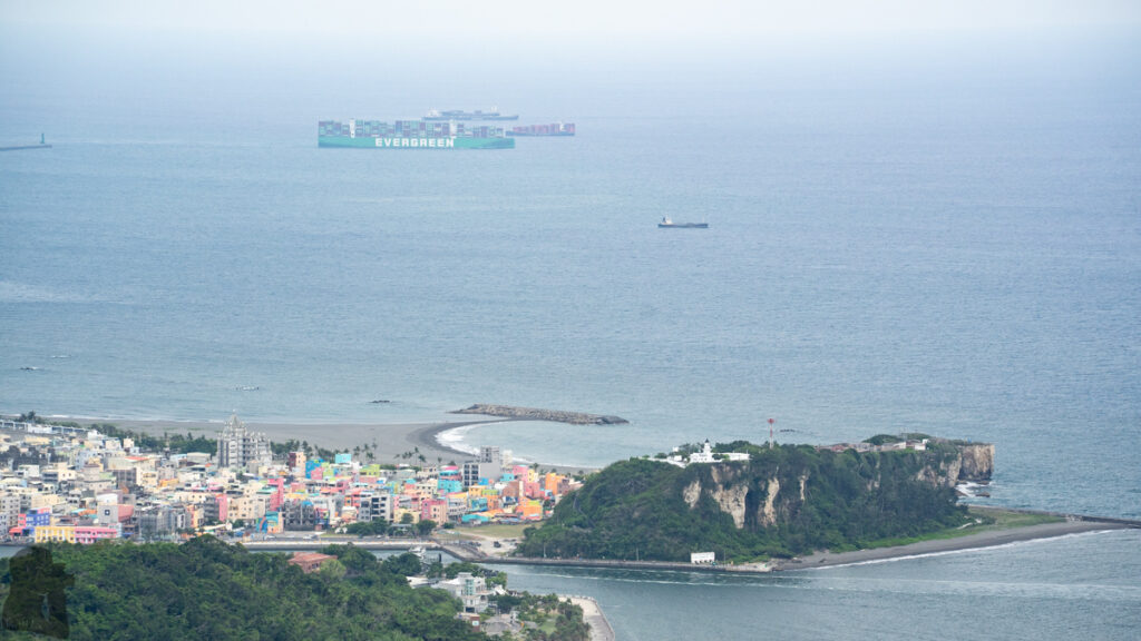 Hero Pavilion (好漢亭), Chaishan, the Best Lookout for viewing Kaohsiung Colorful houses in Qijin (旗津) and the lighthouse on Mount Cihou (旗後山)