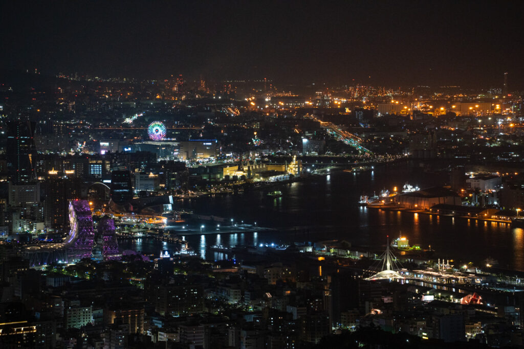Hero Pavilion (好漢亭), Chaishan, the Best Lookout for viewing Kaohsiung Near the Port of Kaohsiung, the Ferris wheel of Dream Mall (夢時代), Kaohsiung Music Center (高流) and Great Harbor Bridge (大港橋) were easily spotted.