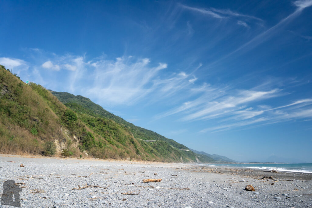 Jinlun (金崙), Taitung, a Beautiful Town flanked by the Mountains and Sea The beach near Jinlun Bridge