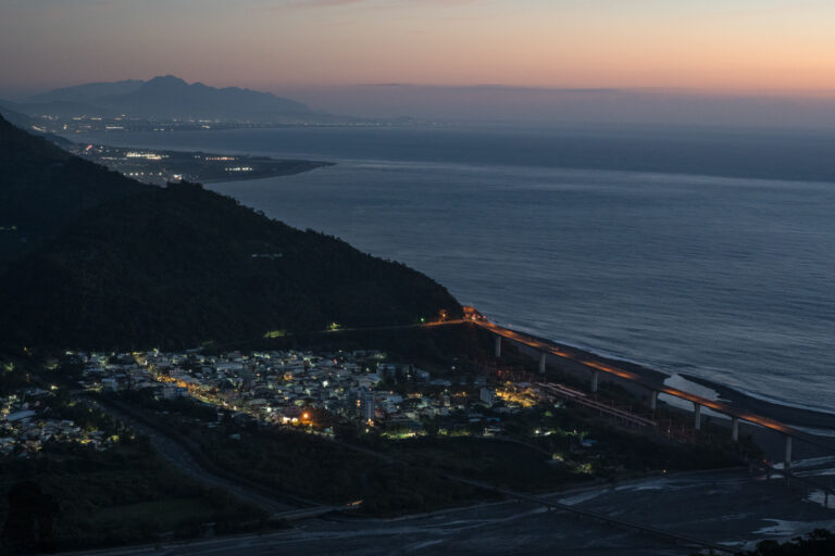 The twilight moment above Jinlun