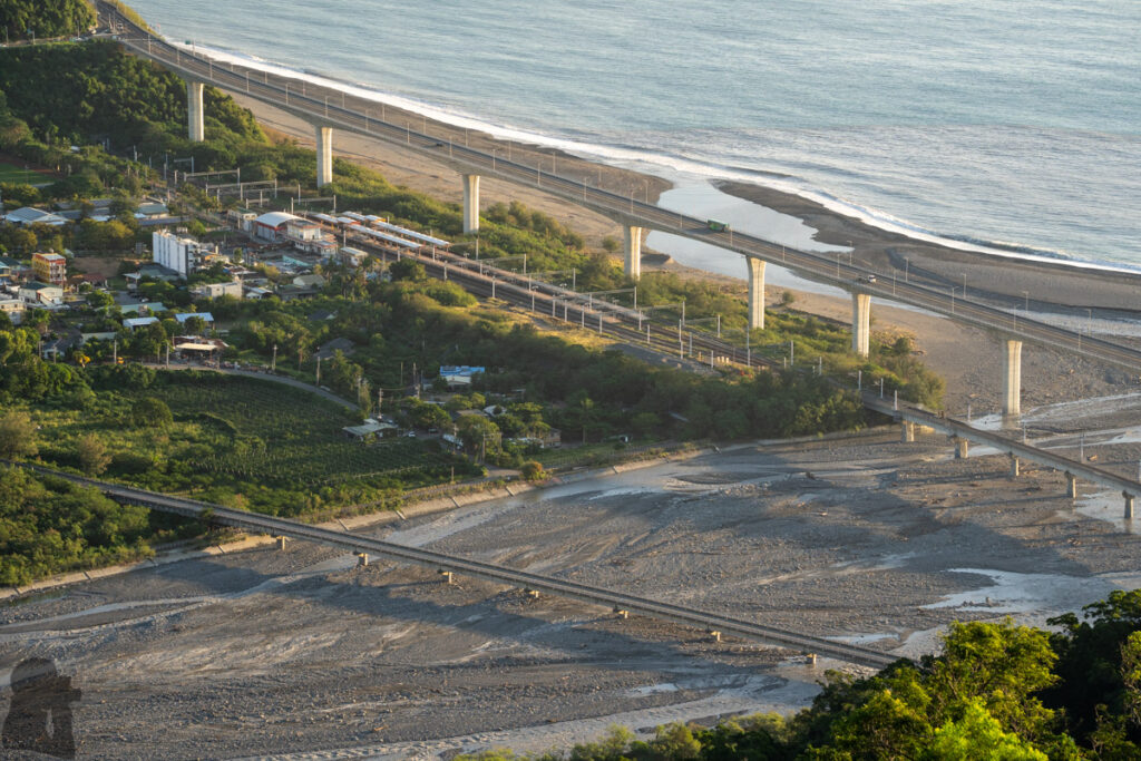Jinlun (金崙), Taitung, a Beautiful Town flanked by the Mountains and Sea Overlooking Jinlun Bridge