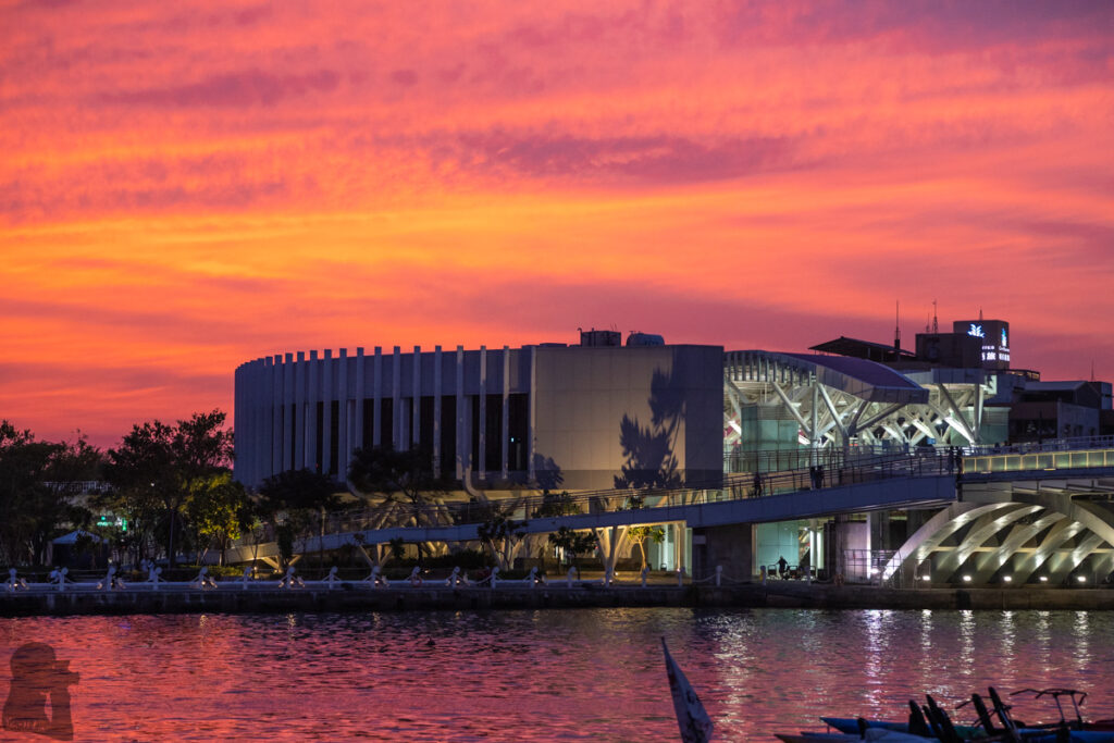 Kaohsiung Music Center (高流), the Stylish Giant Hive Standing by the Pier a Kaohsiung LRT station