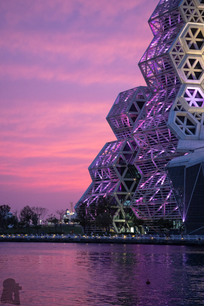 Kaohsiung Music Center (高流), the Stylish Giant Hive Standing by the Pier Kaohsiung Music Center