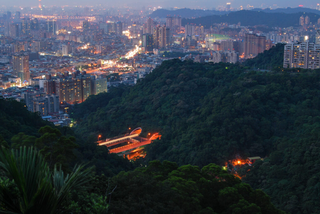 Lion Cub (Xiao-Shitoushan 小獅頭山) Hiking Trail, Xindian; an Quick Access to the Cityscape of Taipei Lion Cub hiking trail, Shitoushan (Xiaoshitoushan), Xindian