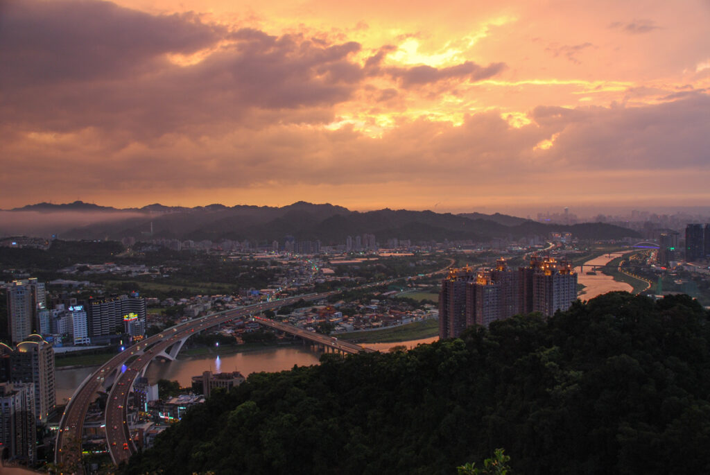 Lion Cub (Xiao-Shitoushan 小獅頭山) Hiking Trail, Xindian; an Quick Access to the Cityscape of Taipei Lion Cub hiking trail, Shitoushan (Xiaoshitoushan), Xindian