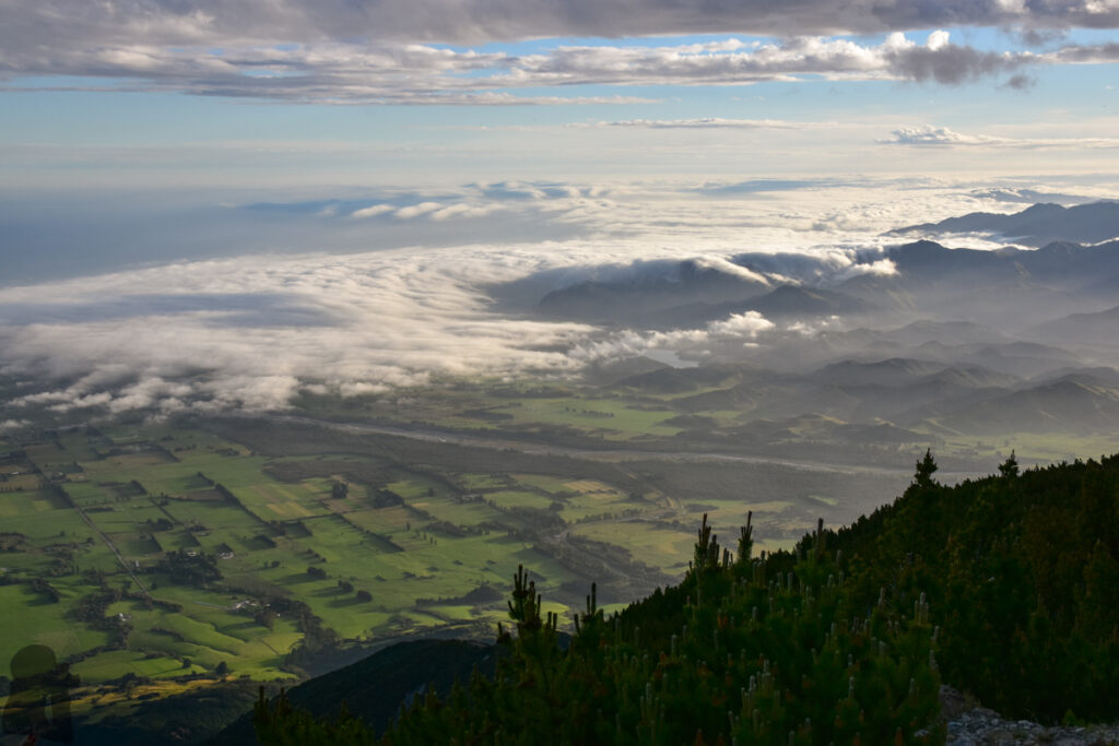 Mt. Fyffe, the Peak with the Bird's Eye View across Kaikōura Peninsula Cloud inversion came in the evening.