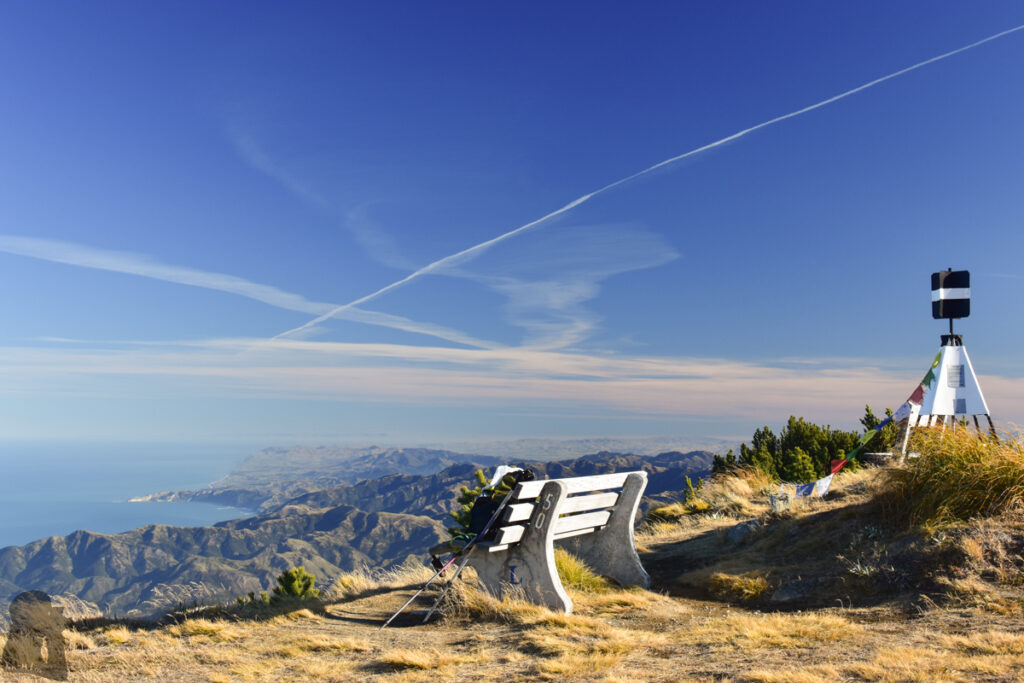 Mt. Fyffe, the Peak with the Bird's Eye View across Kaikōura Peninsula The spacious summit of Mt. Fyffe