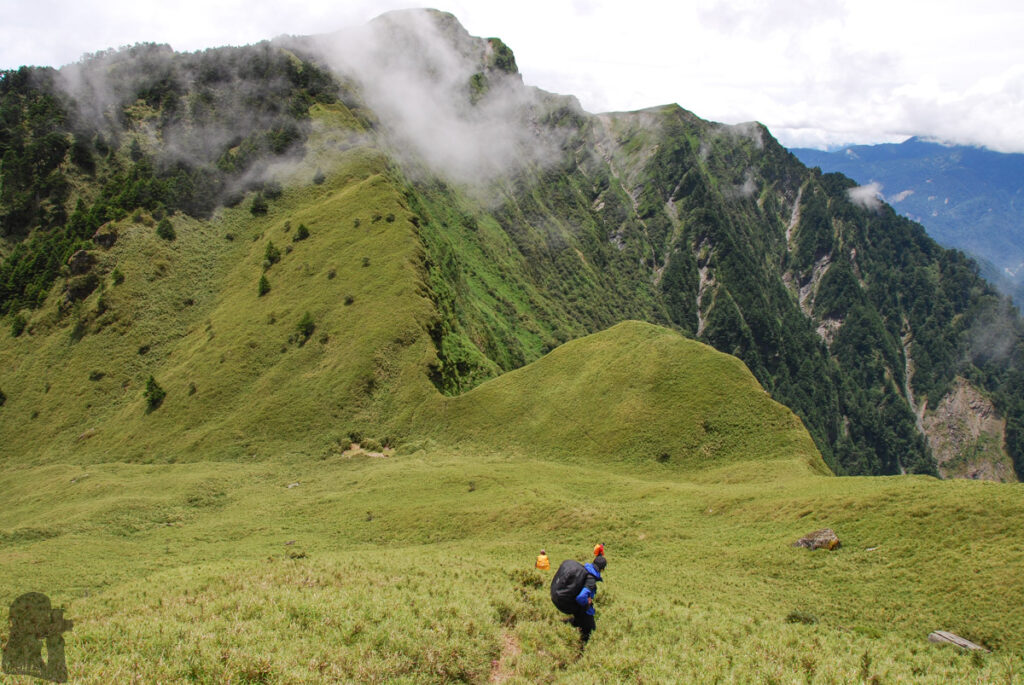 Nenggao-Andongjun Trail (能高安東軍); Hiking on the Dreamy Alpine Grassland The trail descending from Nenggaoshan South Peak
