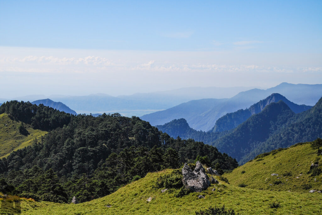 Nenggao-Andongjun Trail (能高安東軍); Hiking on the Dreamy Alpine Grassland Looking to East Longitudinal Valley (花東縱谷) and Coastal Mountain Range in eastern Taiwan