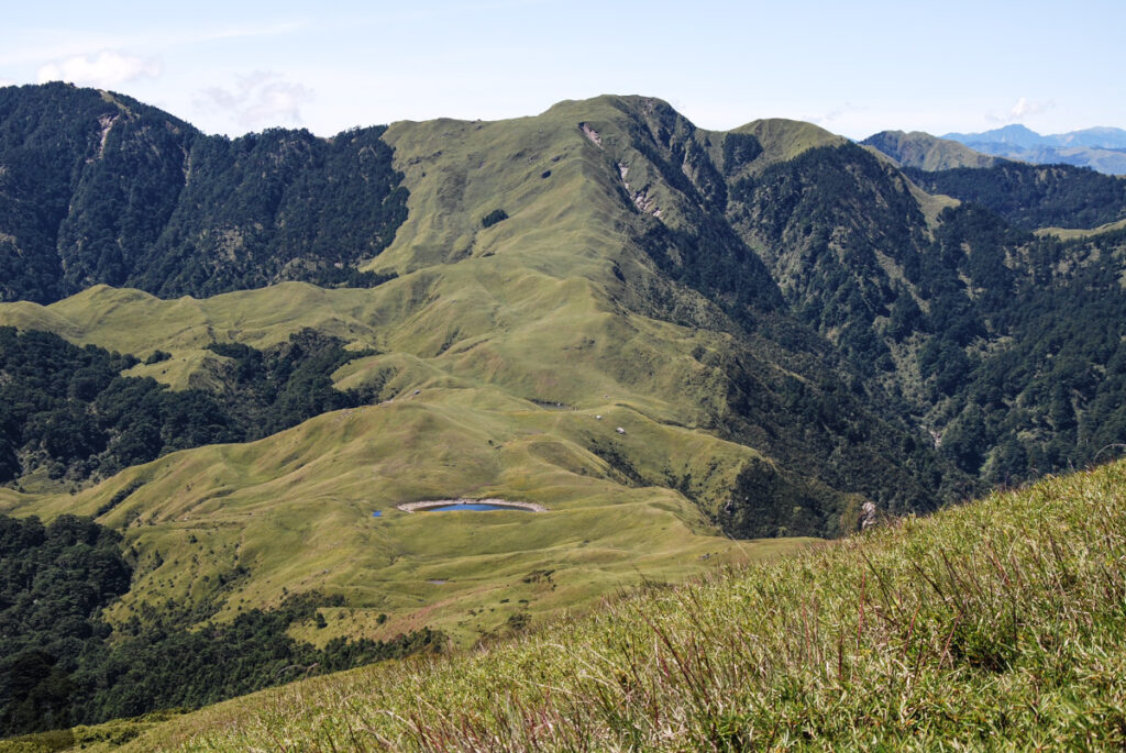 Nenggao-Andongjun Trail (能高安東軍); Hiking on the Dreamy Alpine Grassland The view toward Baishishan (白石山) from Guangtoushan (光頭山)