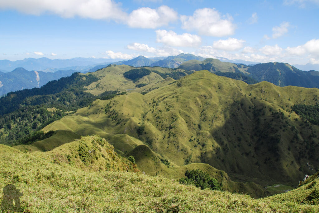 Nenggao-Andongjun Trail (能高安東軍); Hiking on the Dreamy Alpine Grassland Looking back the way we came in the past six days from the top of Andongjunshan