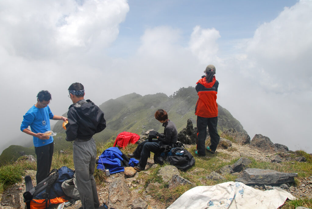 Nenggao-Andongjun Trail (能高安東軍); Hiking on the Dreamy Alpine Grassland The lunchtime on the top of Nenggaoshan (能高山); cloud and fog already rose up at a typical summer midday.