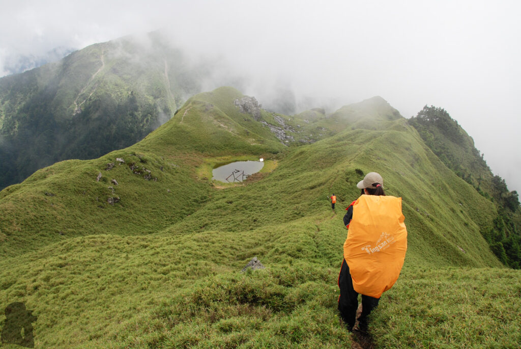 Nenggao-Andongjun Trail (能高安東軍); Hiking on the Dreamy Alpine Grassland The metal frame, the remain of a historic hut