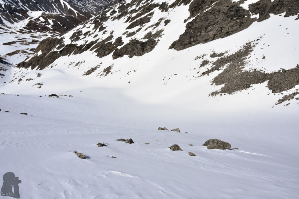 Lake Alta, a Short Hike in The Remarkables Ski Area The snowy passage to Wye Creek Basin seemed untouched yet.