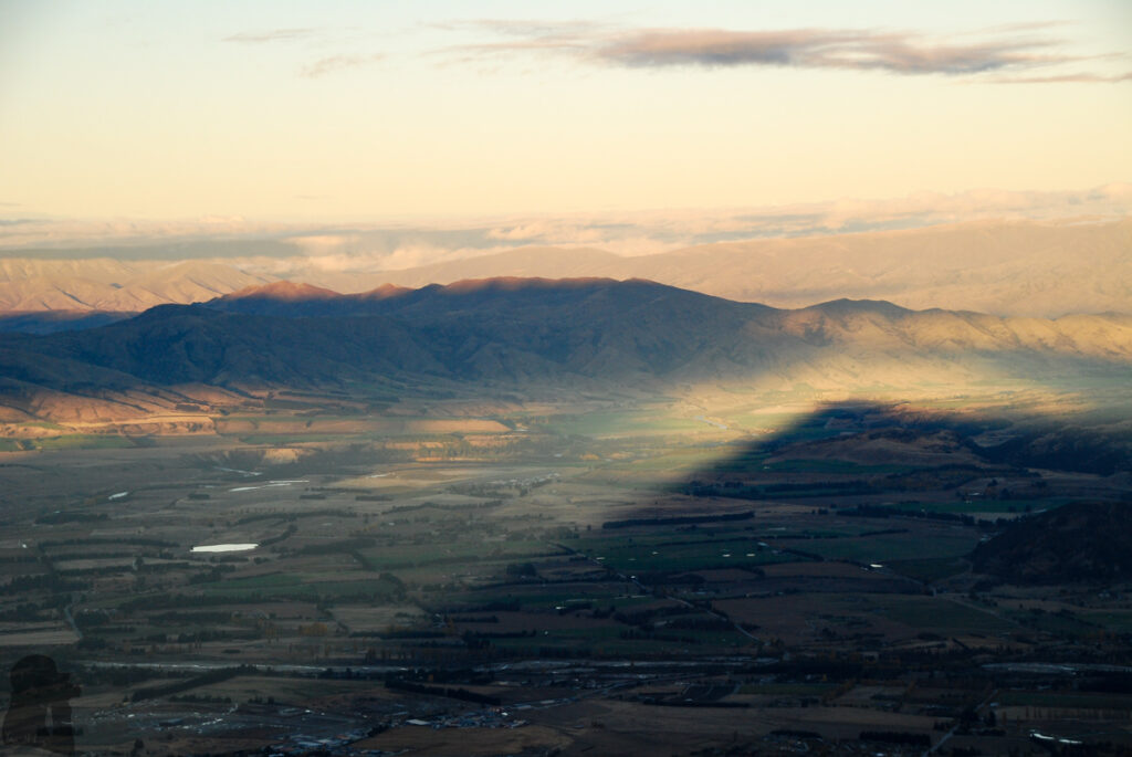 Roys Peak, the Summit with Amazing Scenery over Wānaka that No One Will Forget The mountain projected its shade on the plain behind Wānaka while the sun was low.
